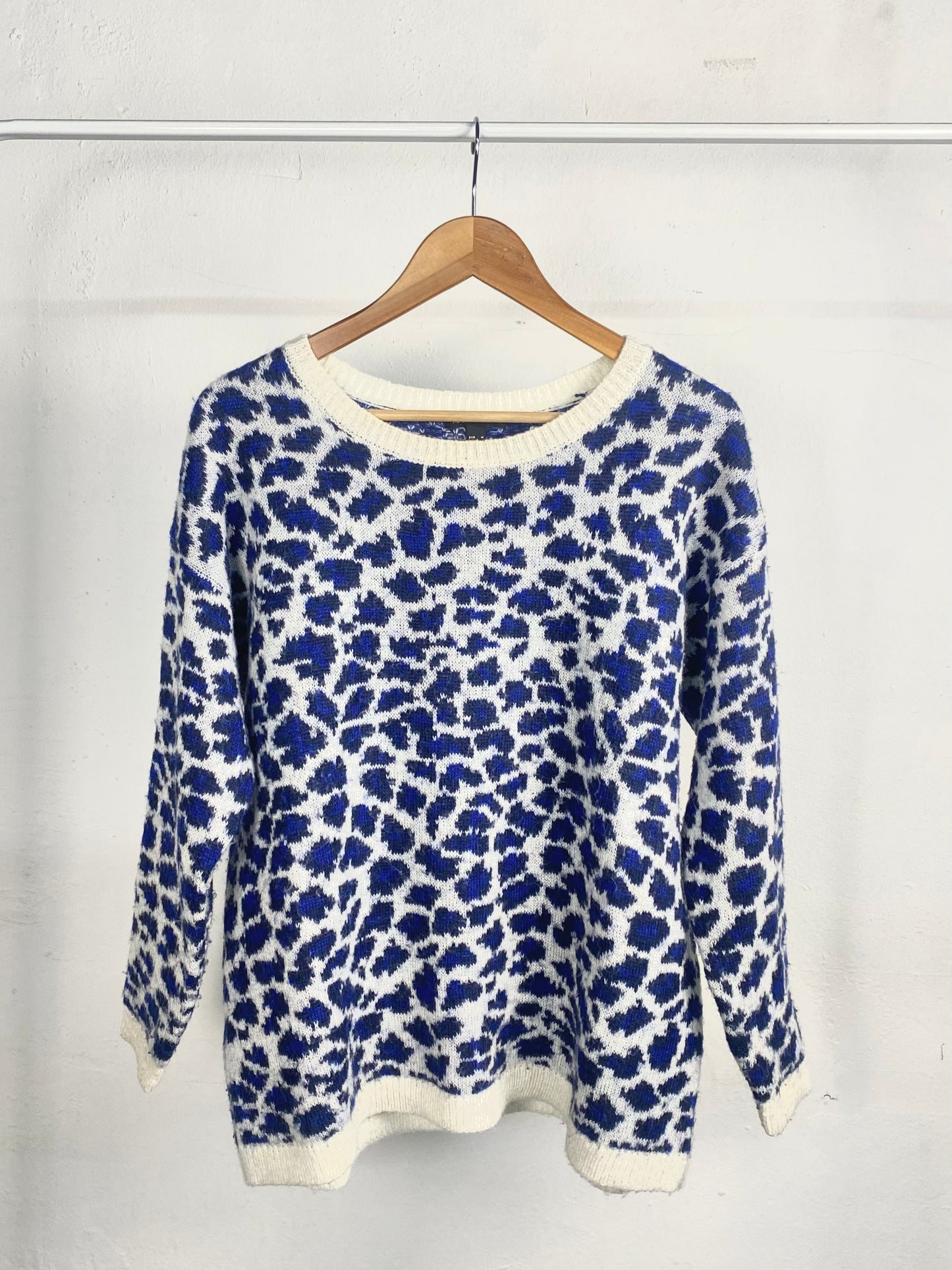 Jersey estampado leopardo azul y crudo de Mango