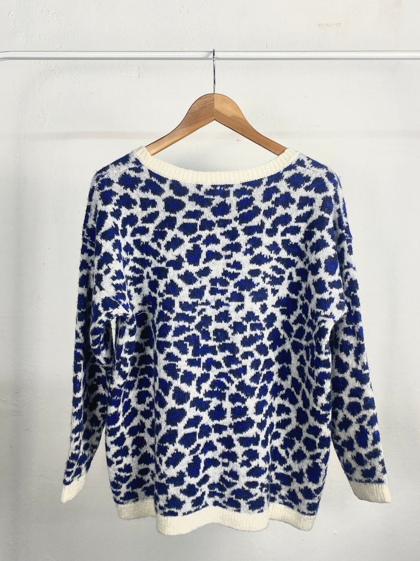Jersey estampado leopardo azul y crudo de Mango