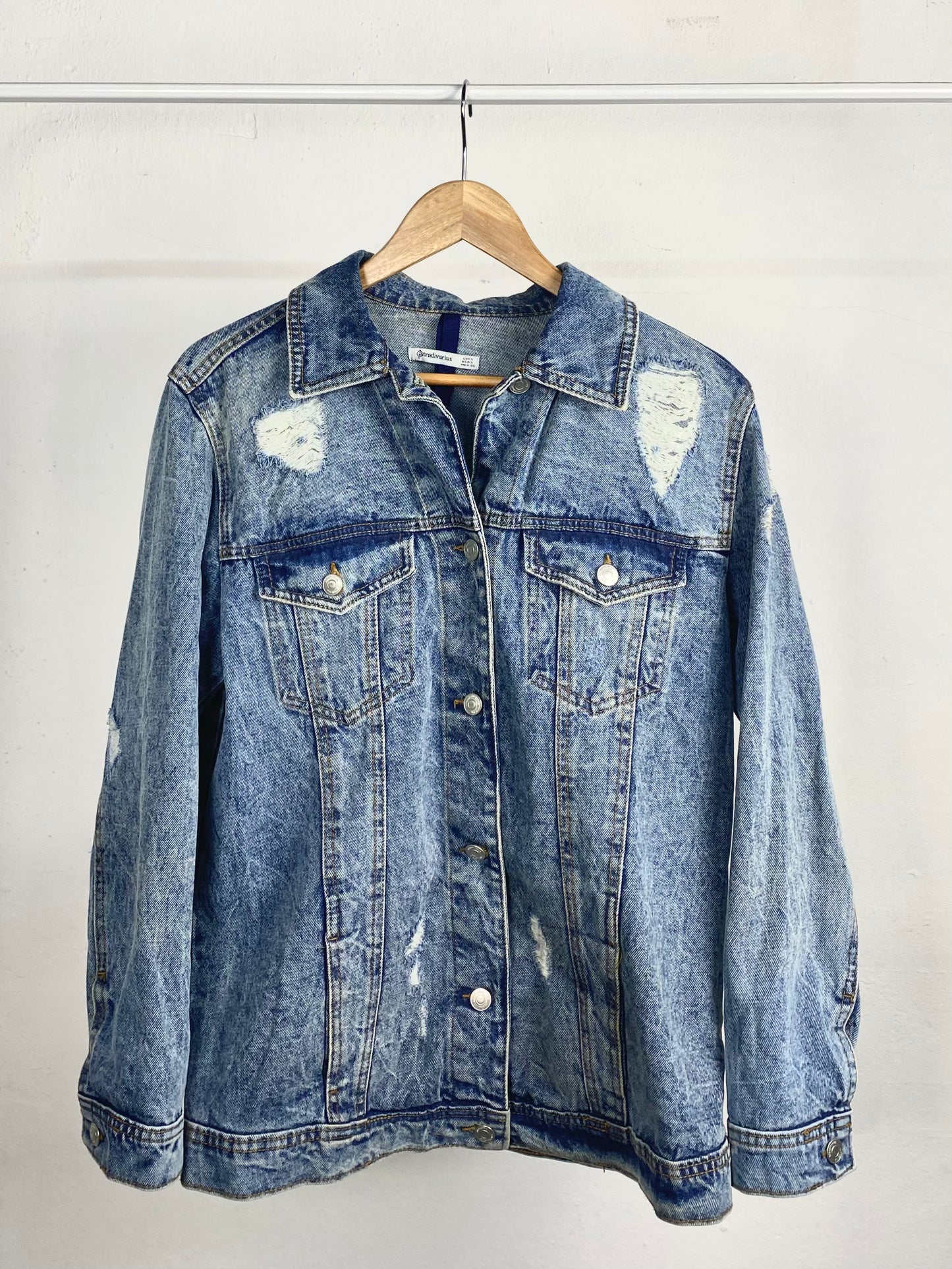 Chaqueta vaquera denim azul con desgastados - Stradivarius