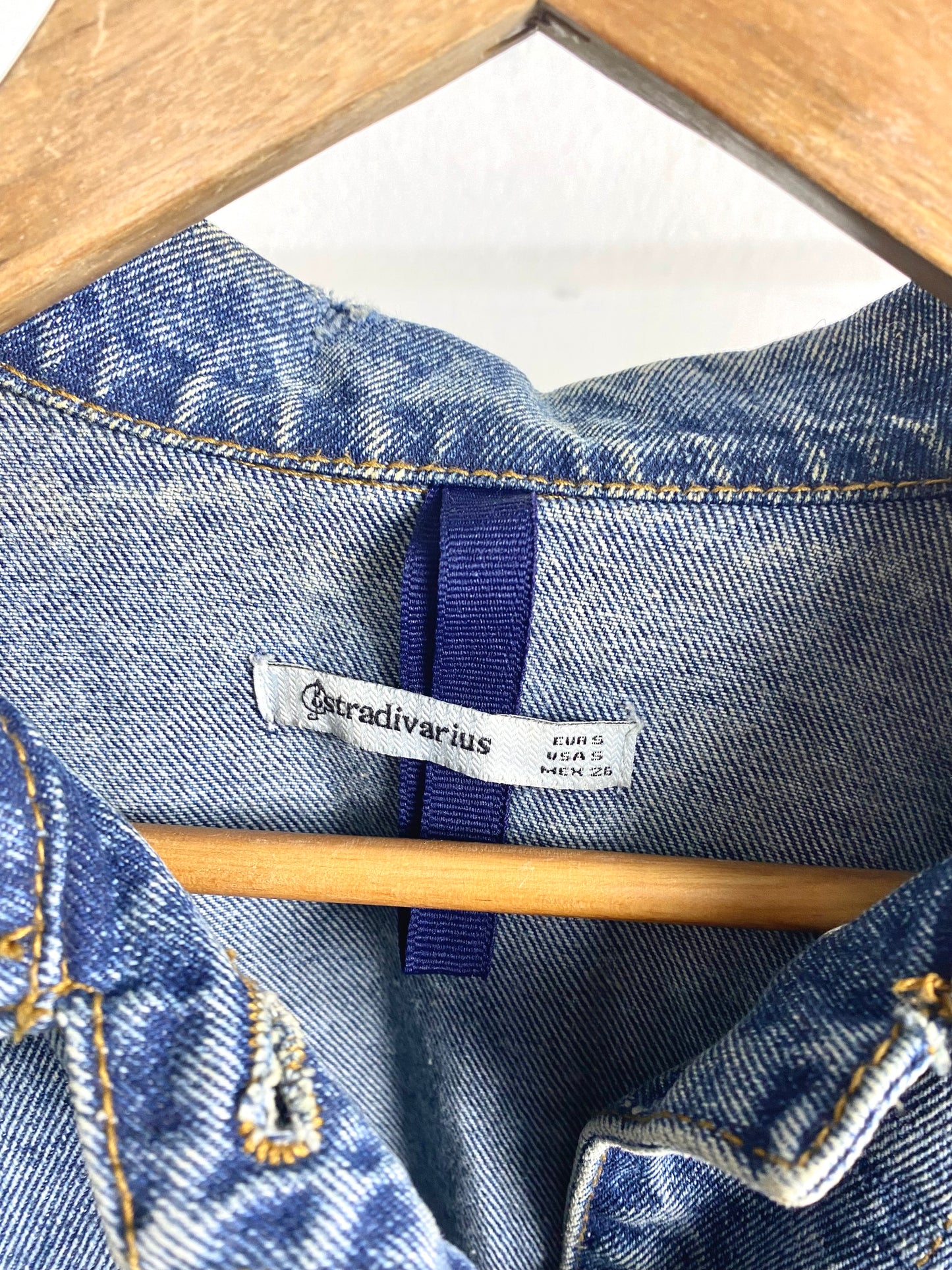 Chaqueta vaquera denim azul con desgastados - Stradivarius