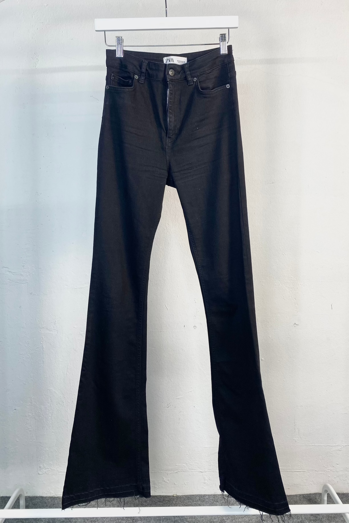 Pantalón vaquero flare negro Zara