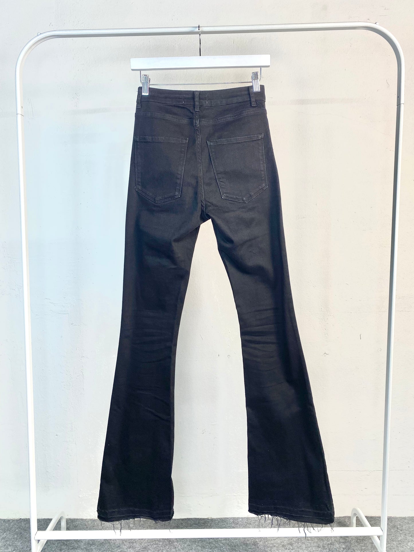 Pantalón vaquero flare negro Zara
