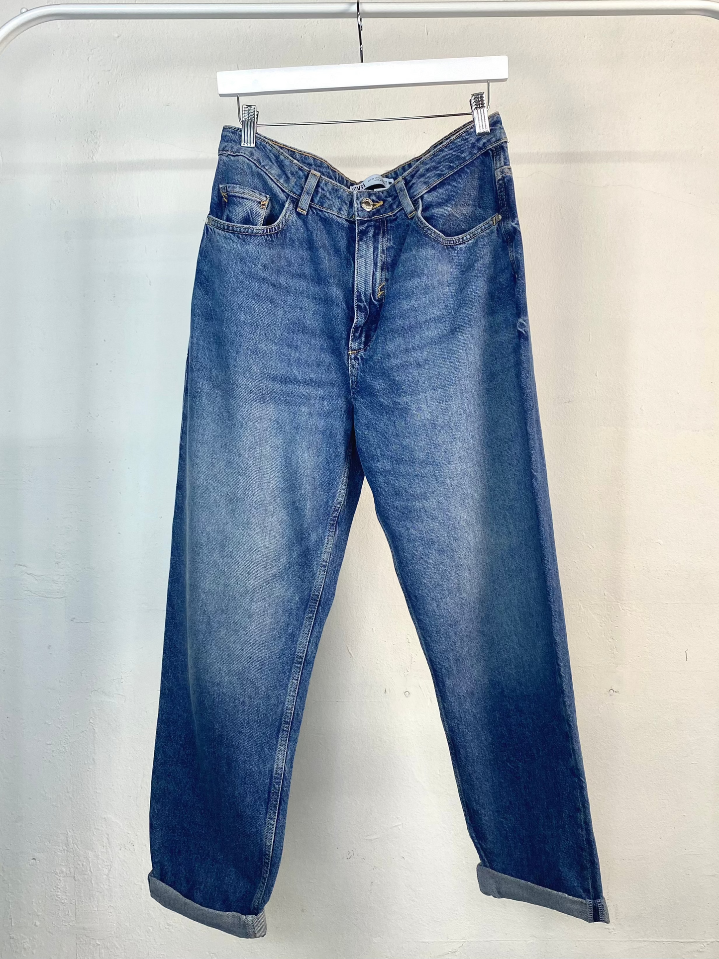 Pantalón vaquero Momfit azul Zara
