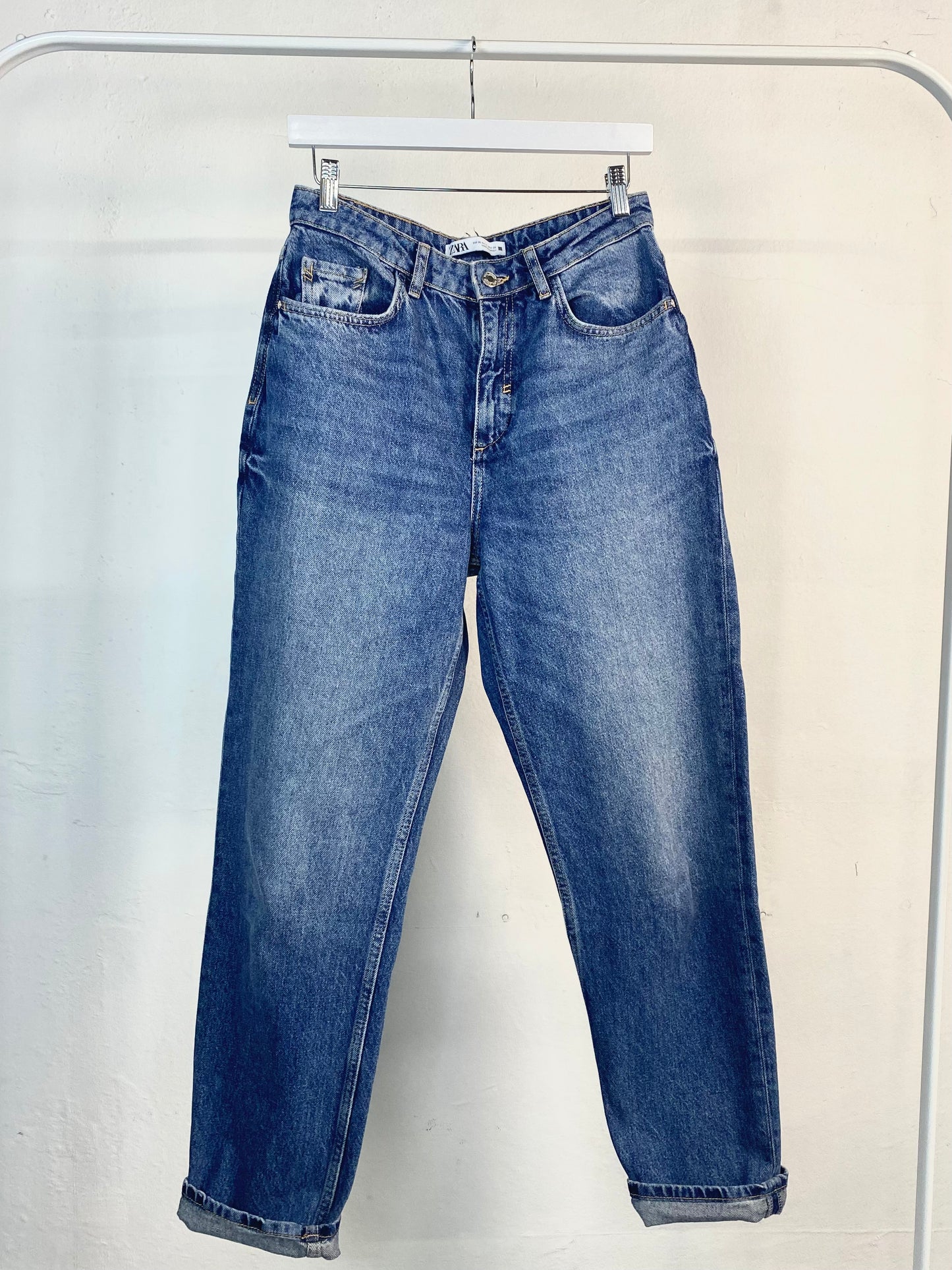 Pantalón vaquero Momfit azul Zara