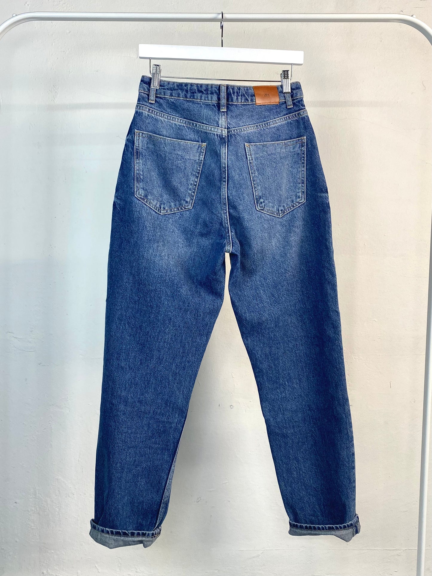 Pantalón vaquero Momfit azul Zara