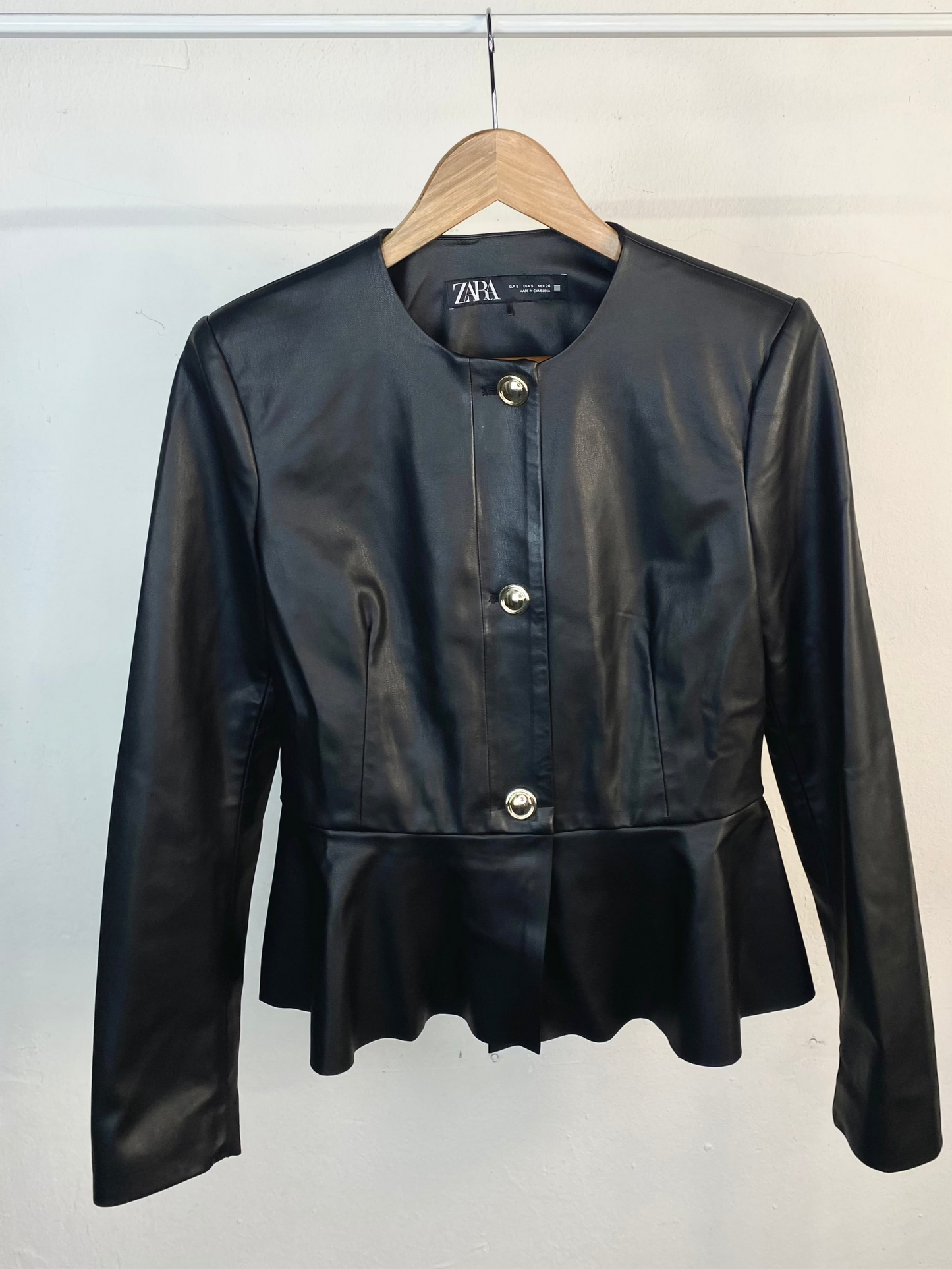 Chaqueta peplum negra Zara