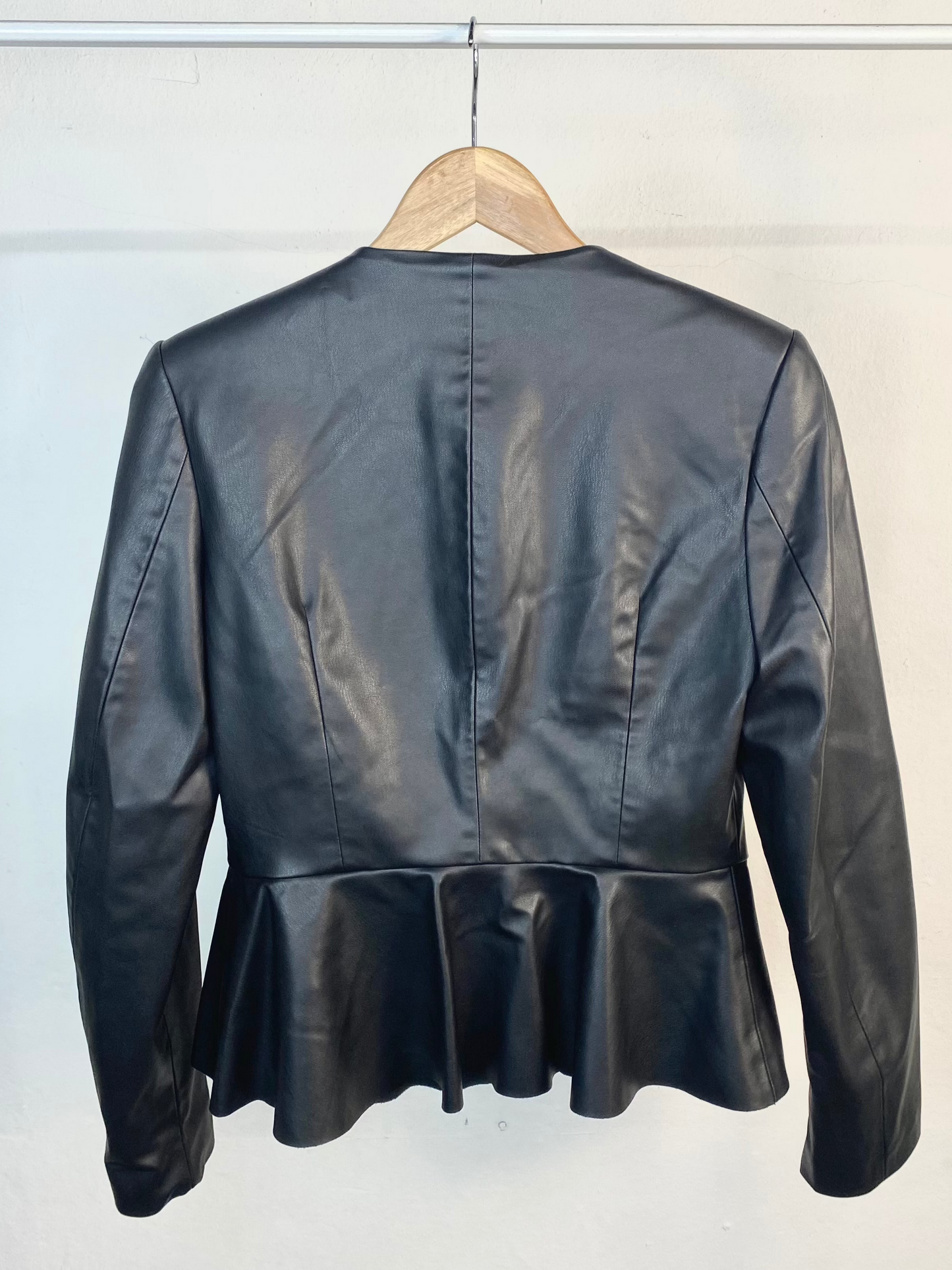 Chaqueta peplum negra Zara