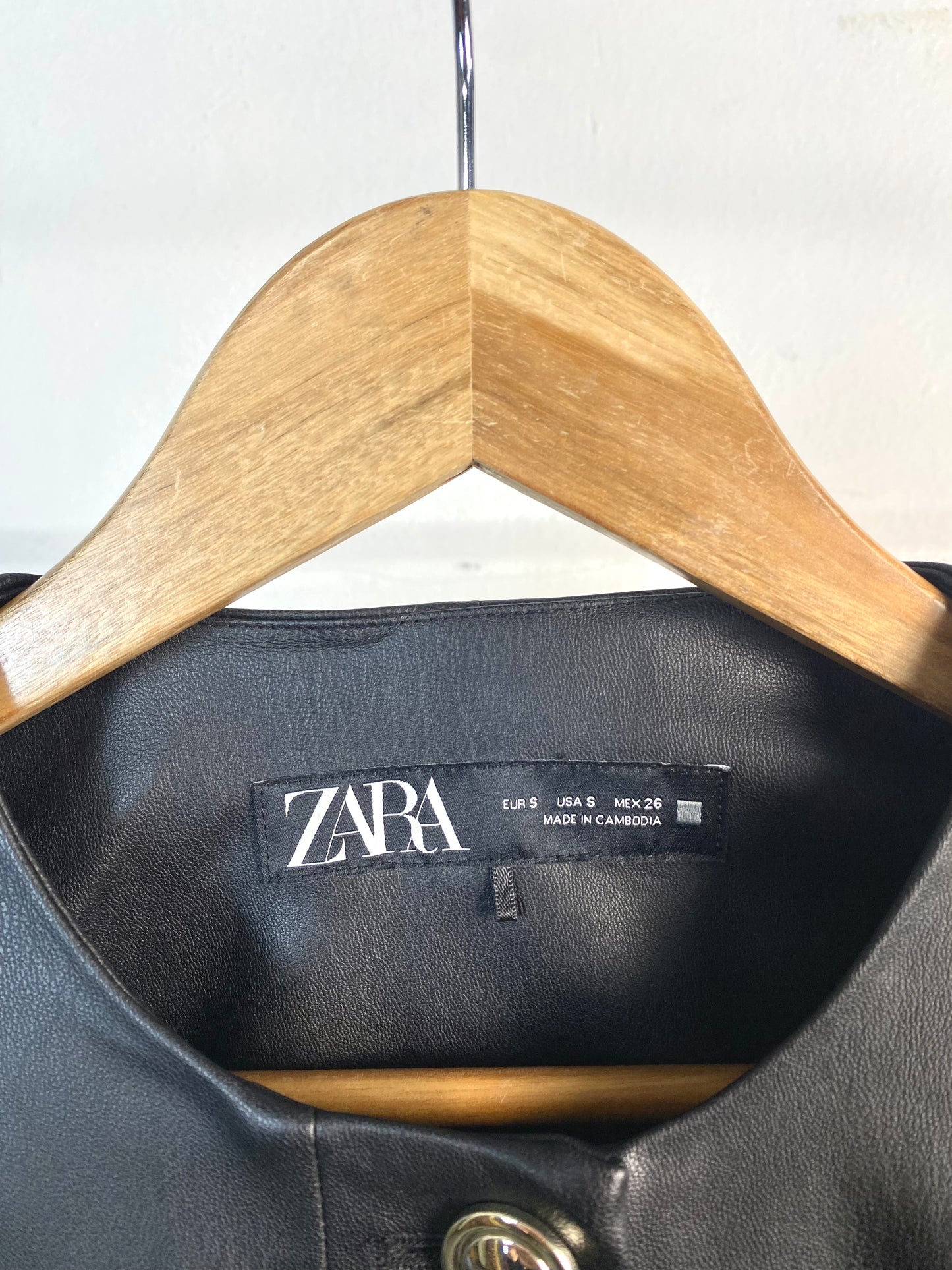 Chaqueta peplum negra Zara