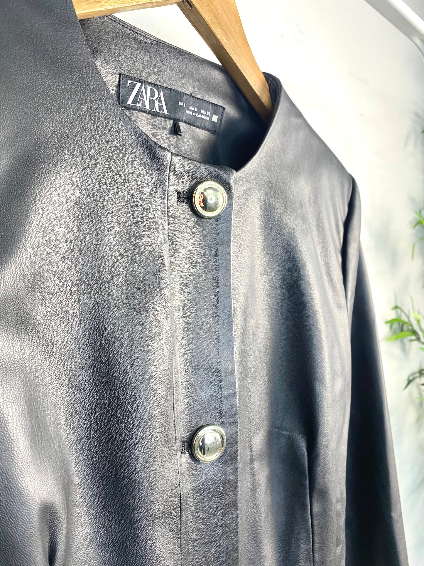 Chaqueta peplum negra Zara