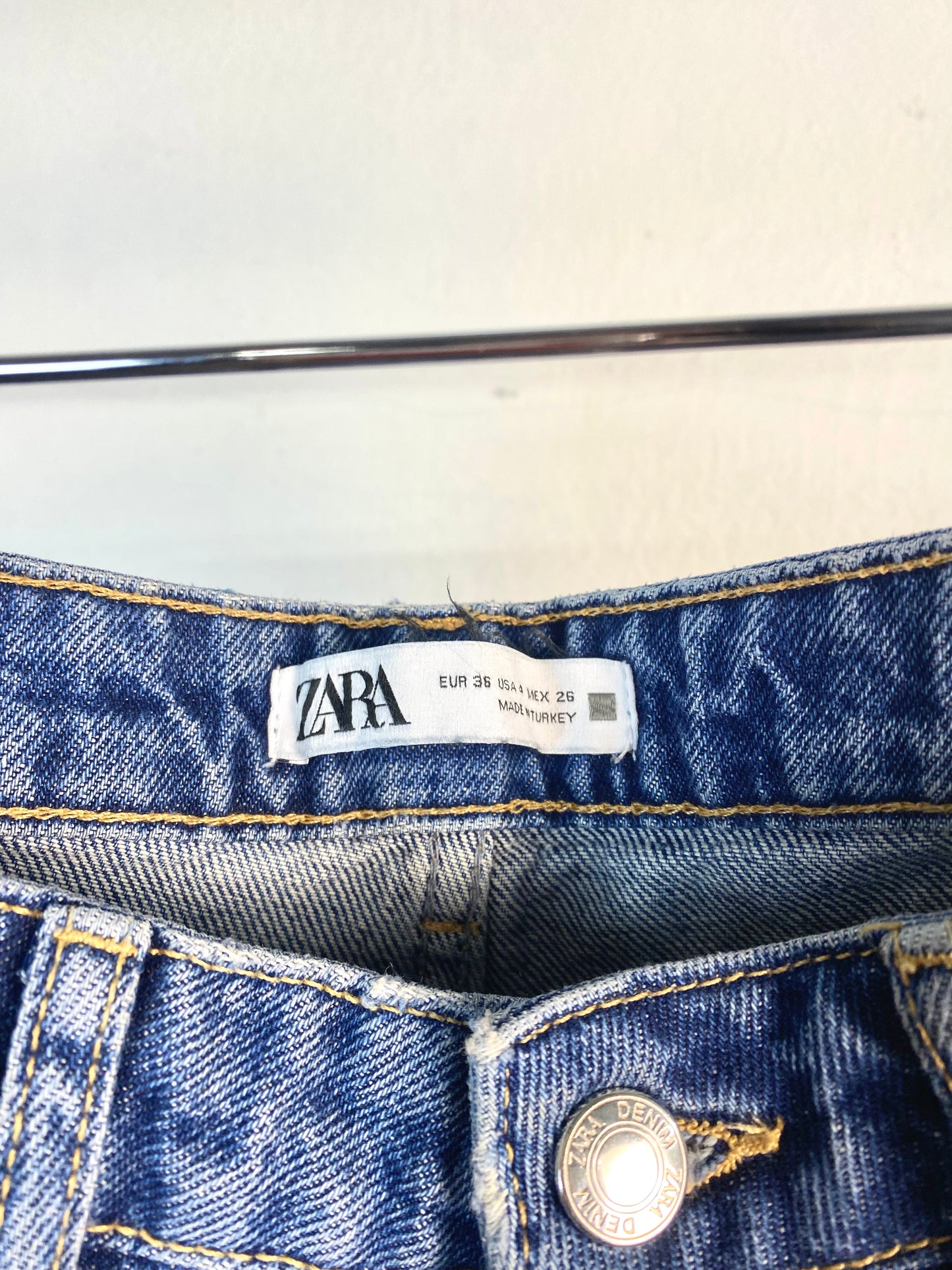 Pantalón vaquero Momfit azul Zara