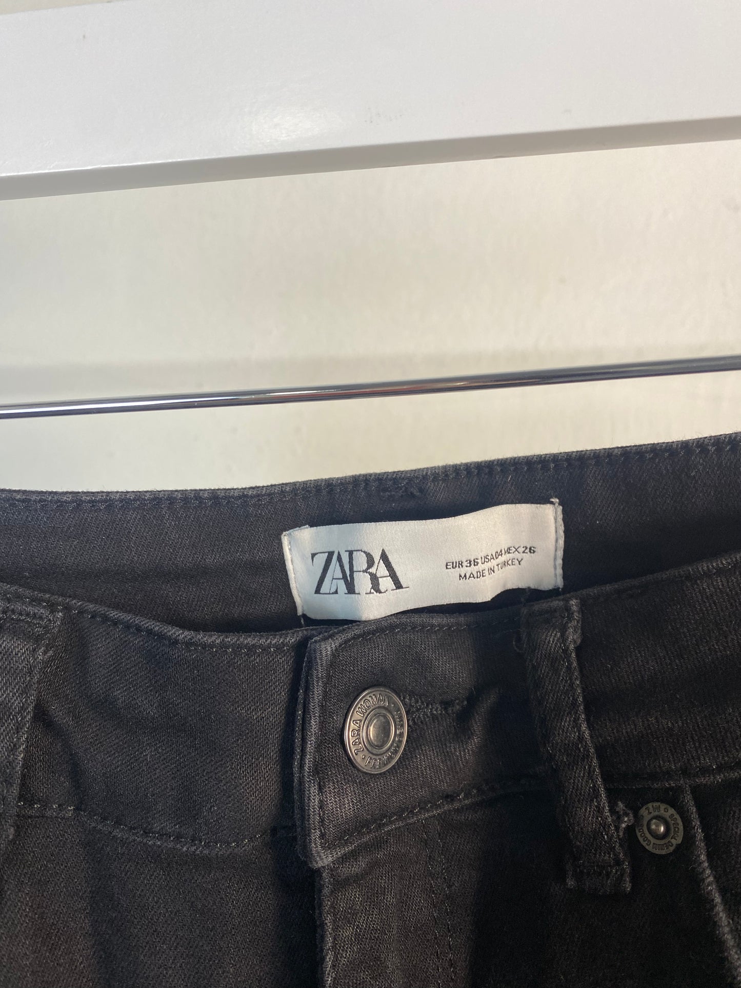 Pantalón vaquero flare negro Zara