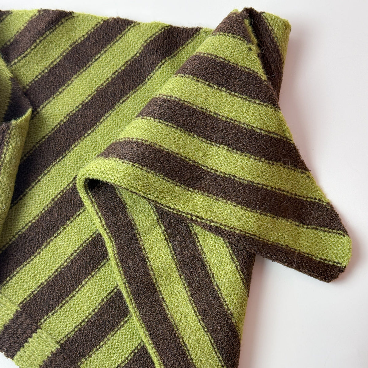 Bufanda triangular pequeña rayas verde/marron BRUNE