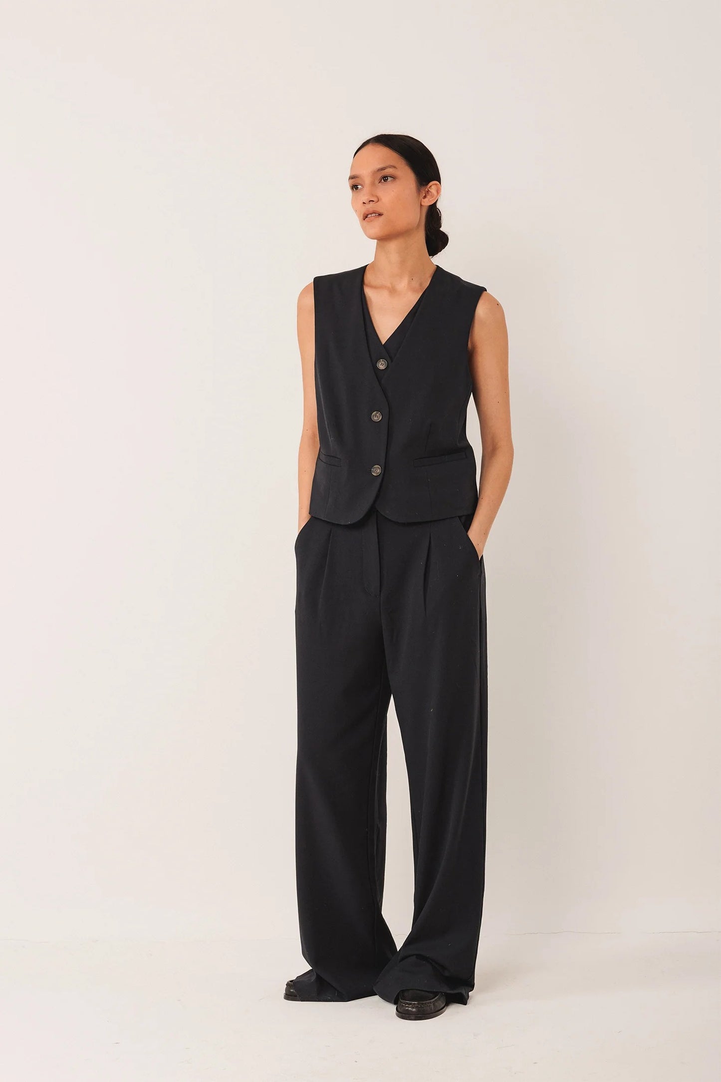 Pantalón de pinzas marino NOELIA