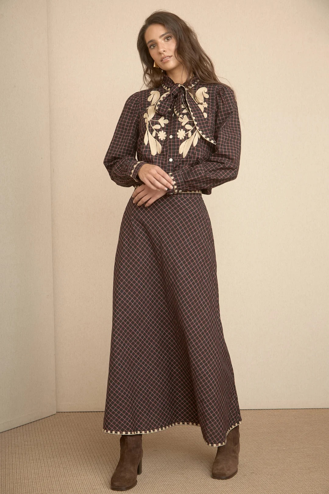 Falda midi bordado beige LATAM