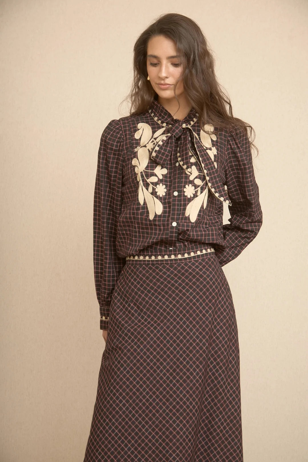 Falda midi bordado beige LATAM