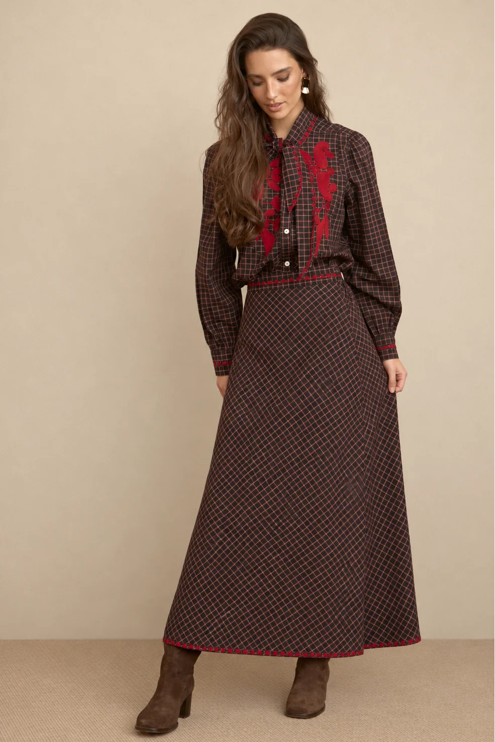 Falda midi bordado rojo LATAM