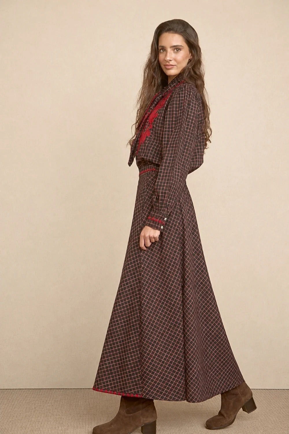 Falda midi bordado rojo LATAM
