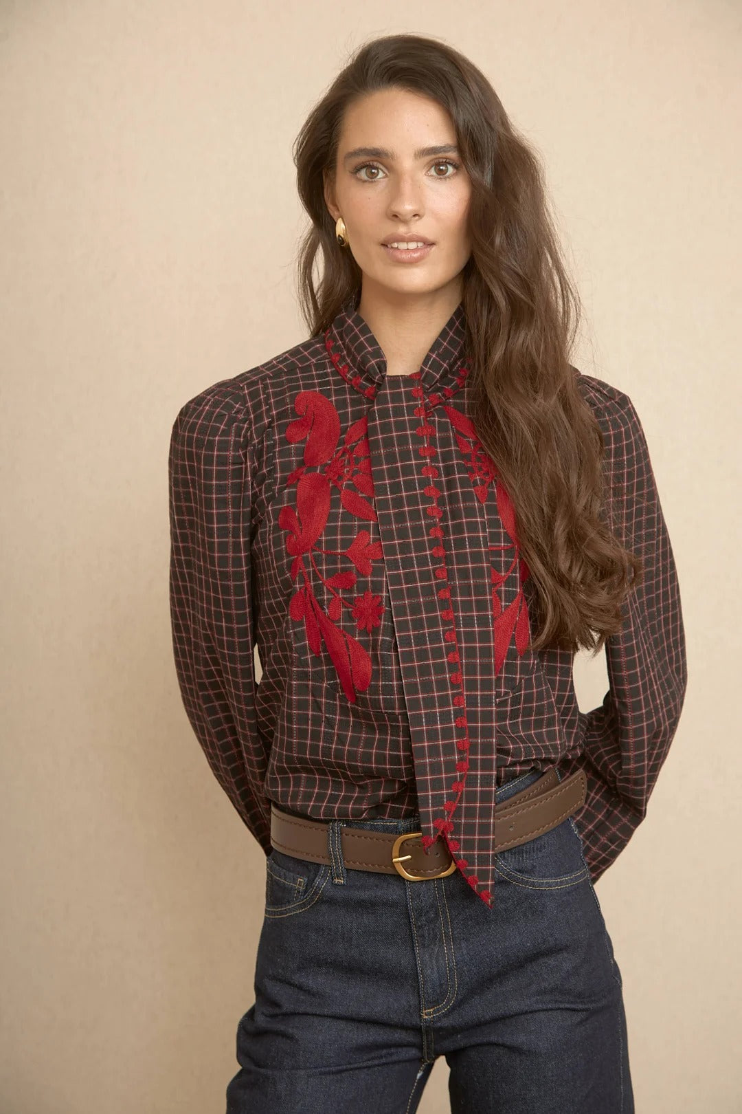 Camisa bordada en rojo LATAM