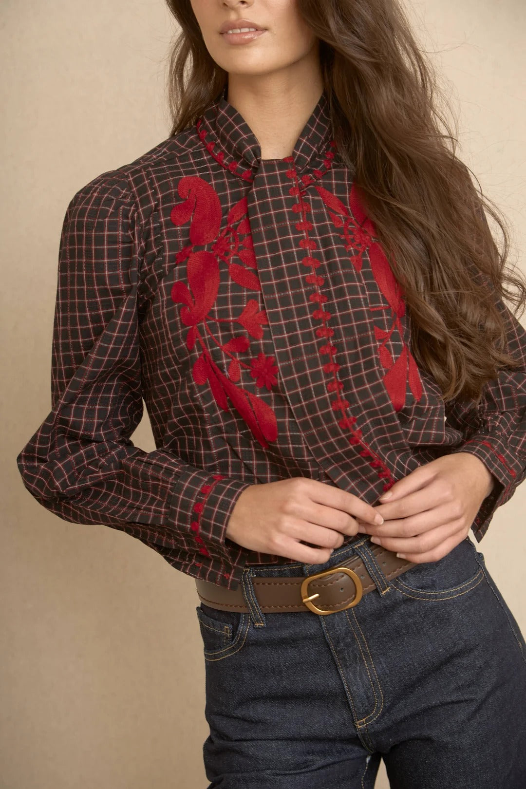 Camisa bordada en rojo LATAM