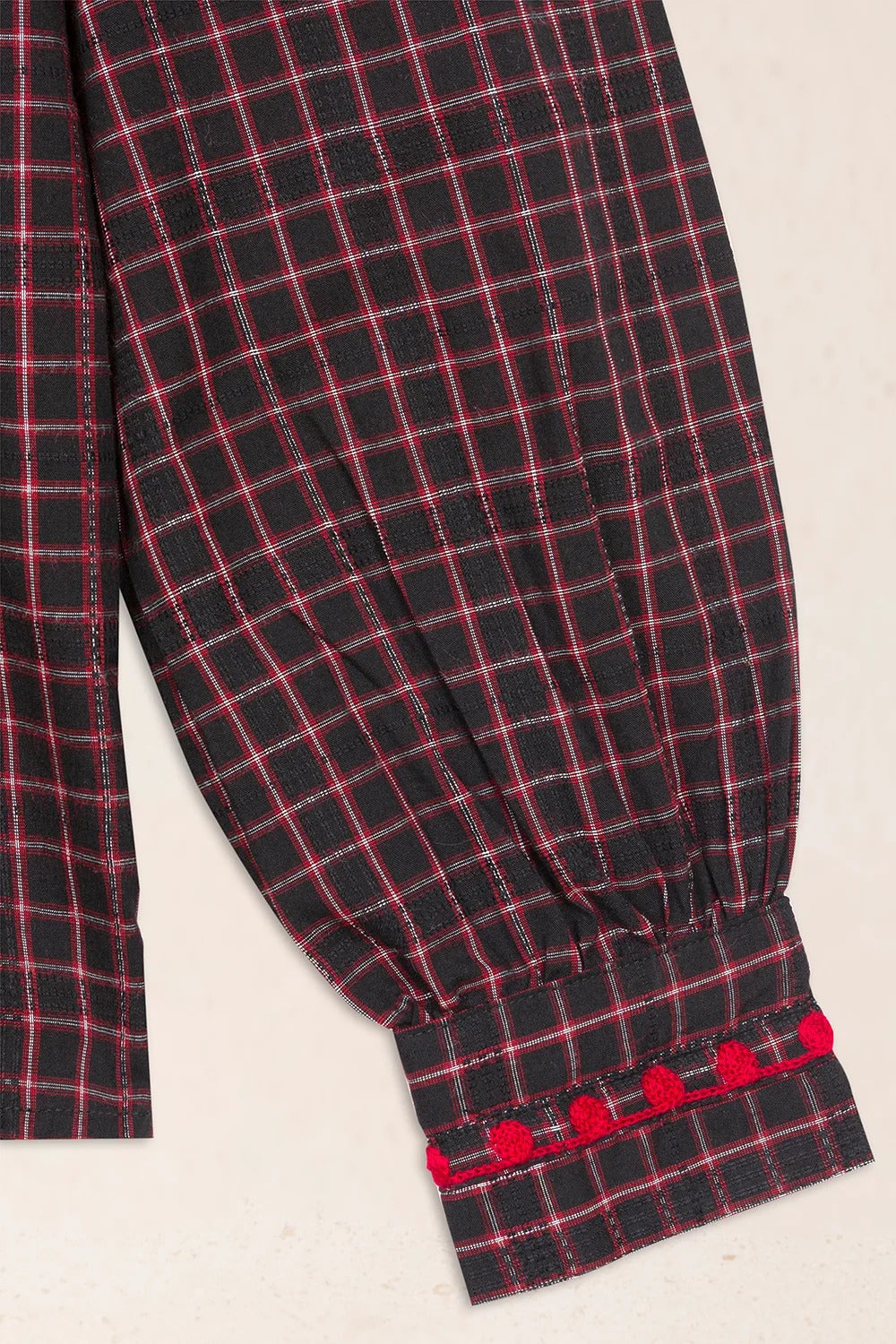 Camisa bordada en rojo LATAM