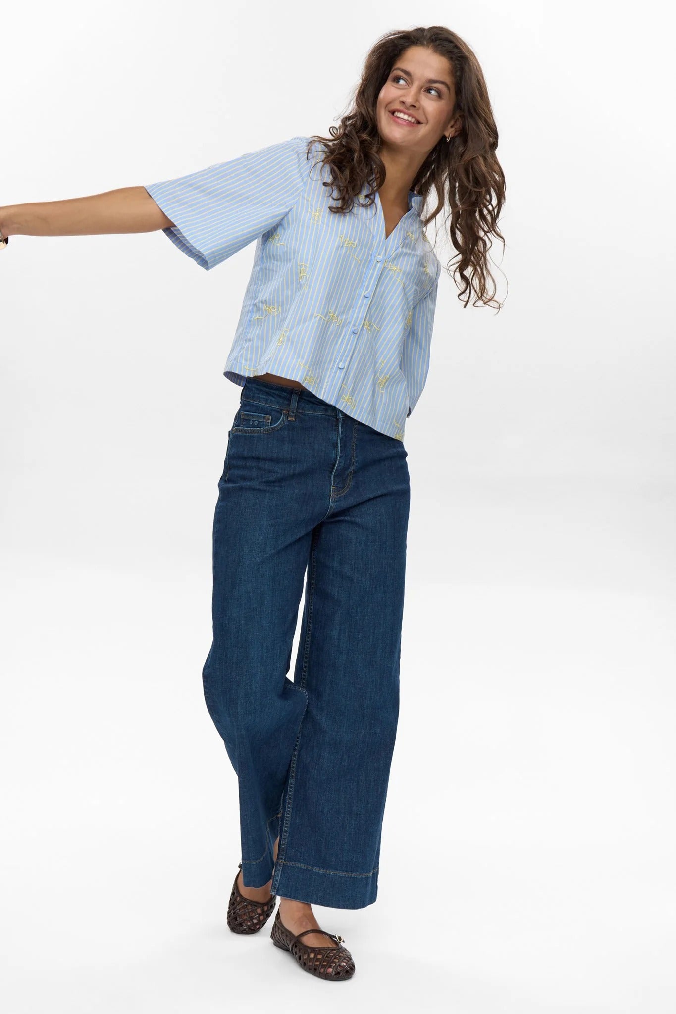 Camisa cropped bordados DELANIE