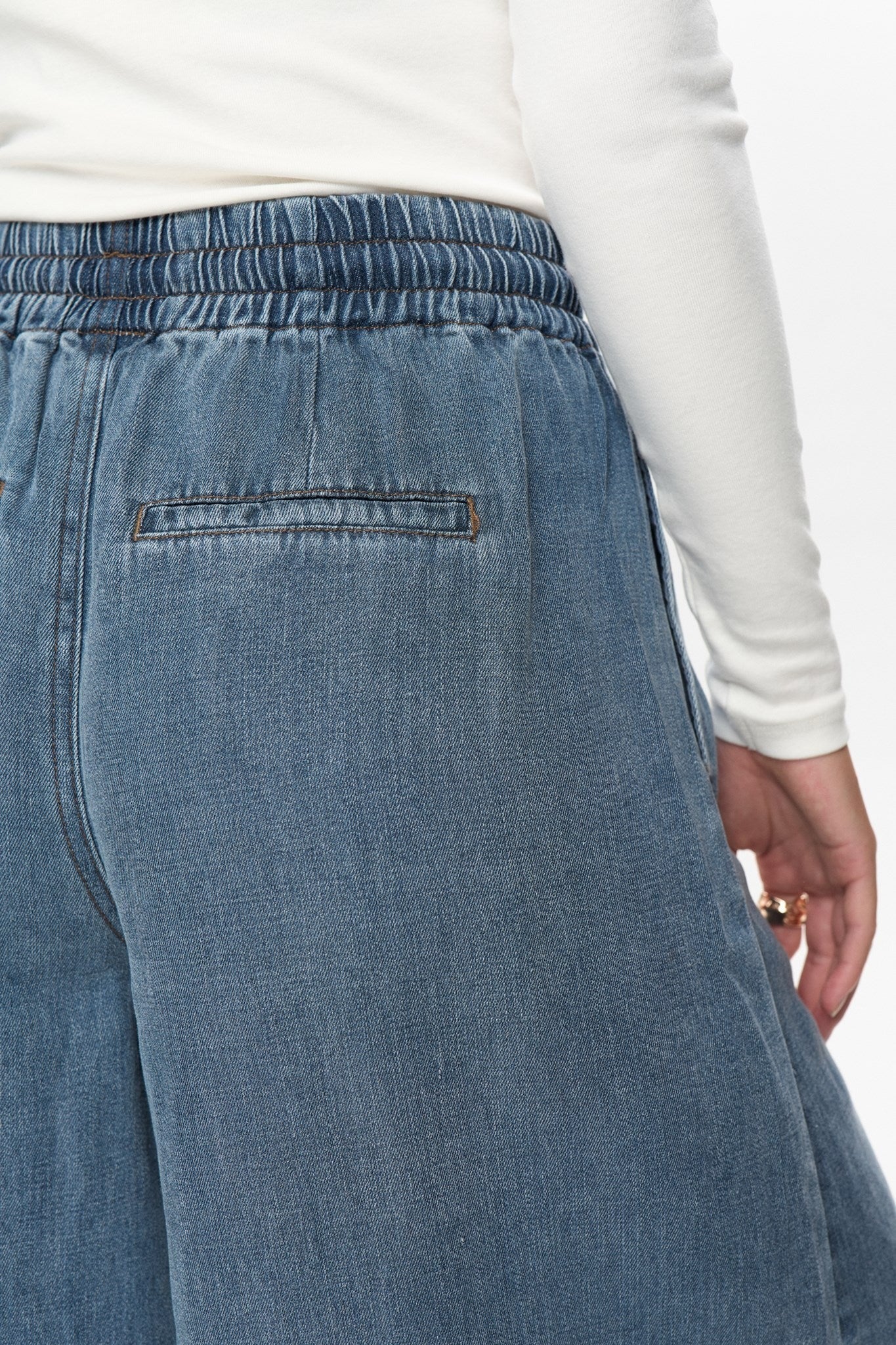 Bermuda fluida efecto denim de lyocell DELIDA
