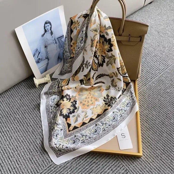 Pañuelo beige estampado de flores