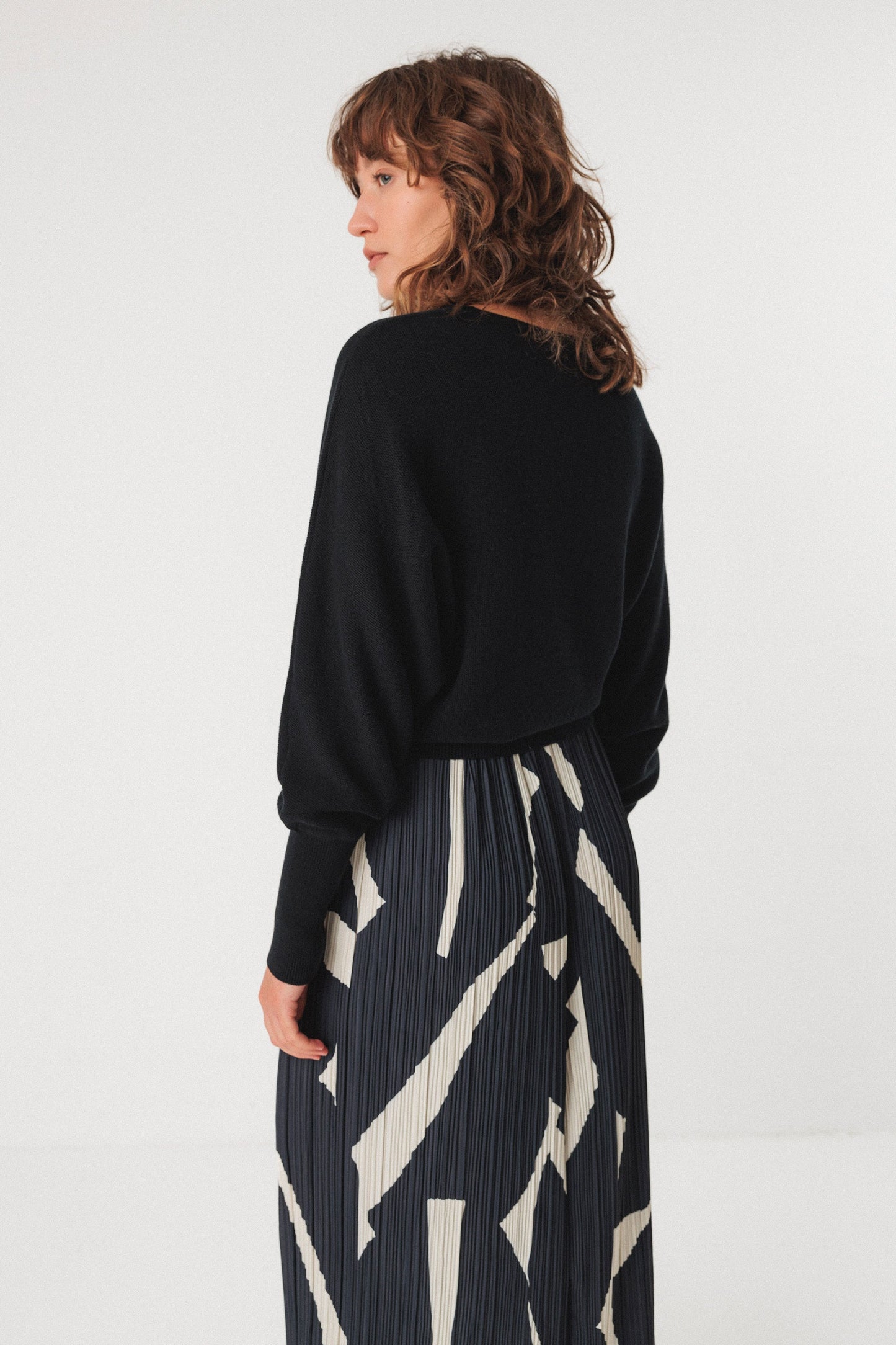 Jersey negro con mangas murciélago BISTRO