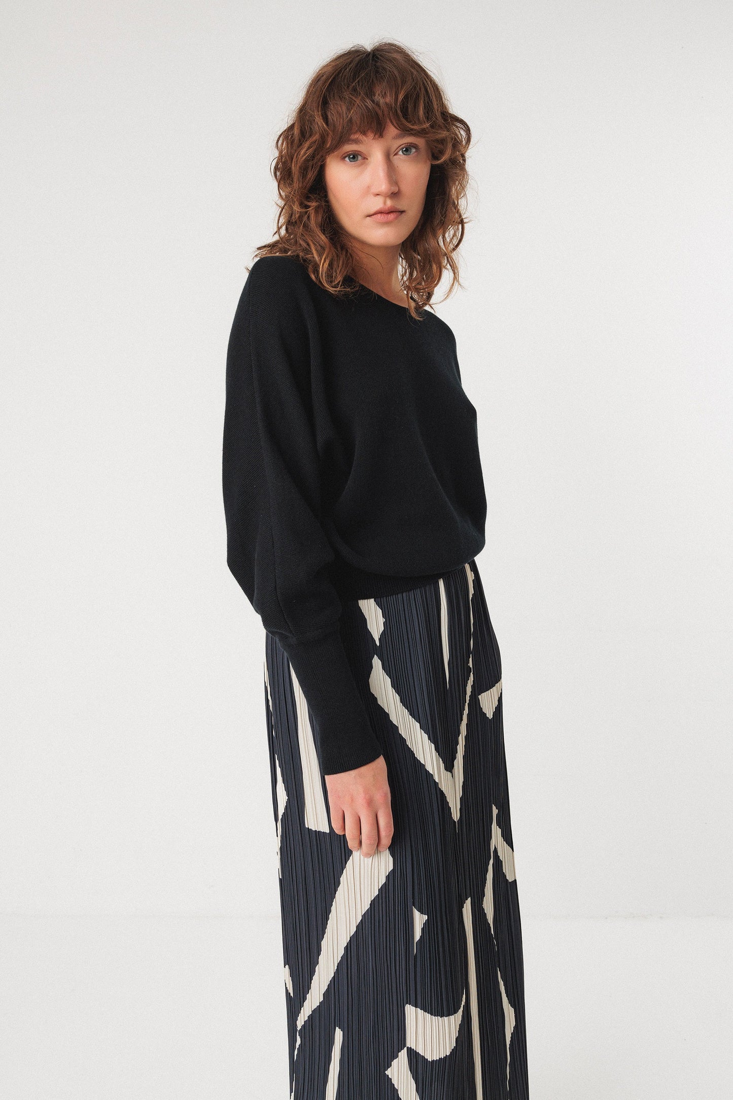 Jersey negro con mangas murciélago BISTRO