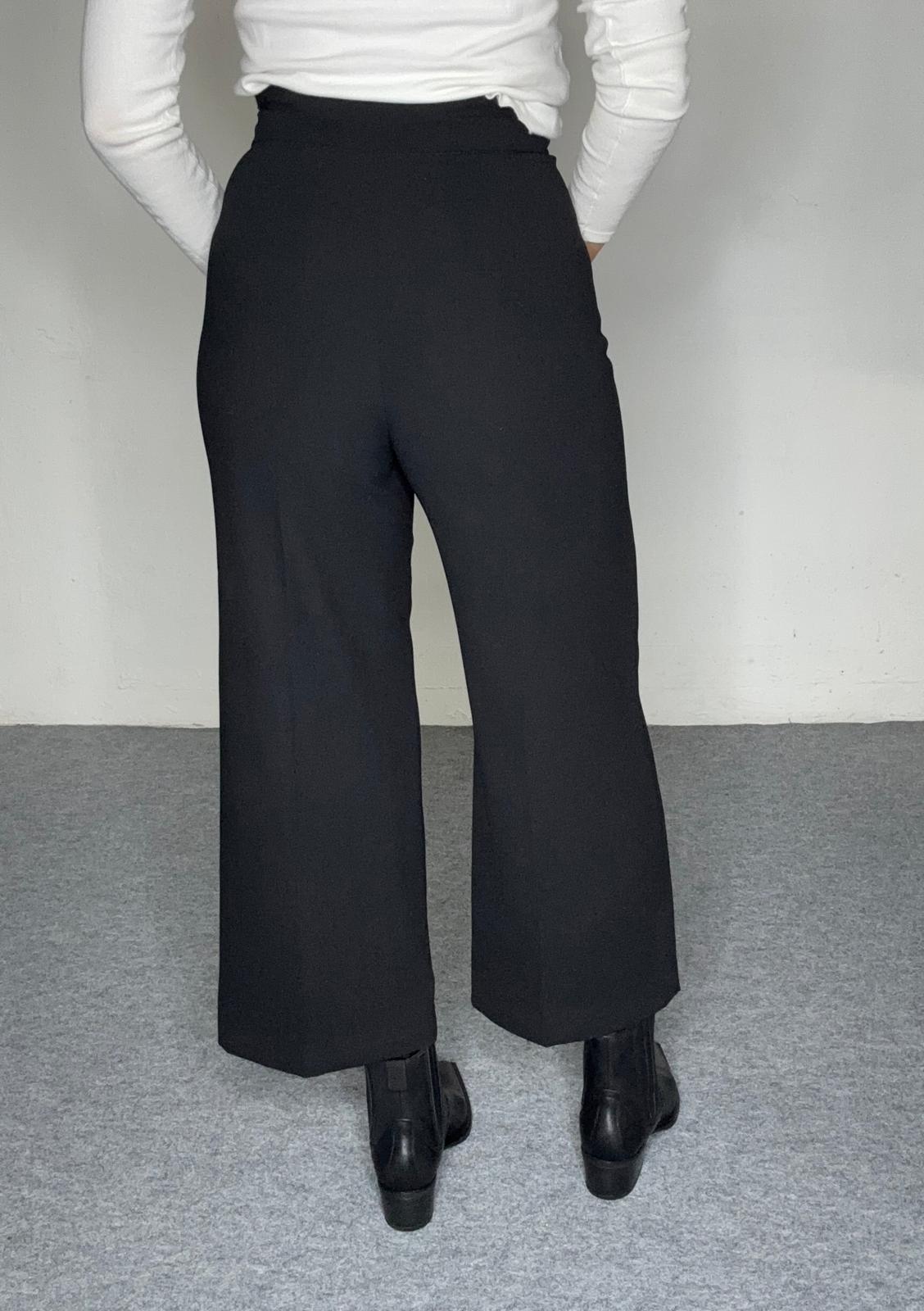 Pantalón negro culotte de ZARA