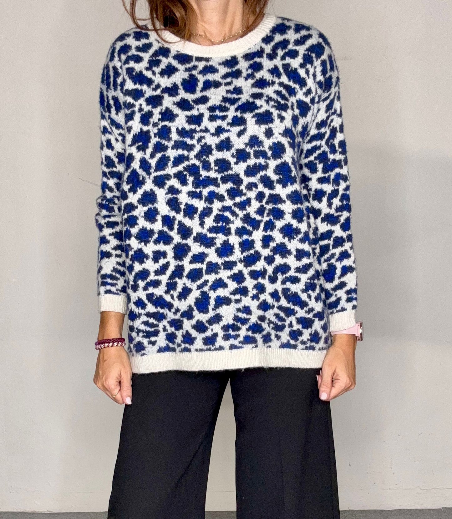 Jersey estampado leopardo azul y crudo de Mango