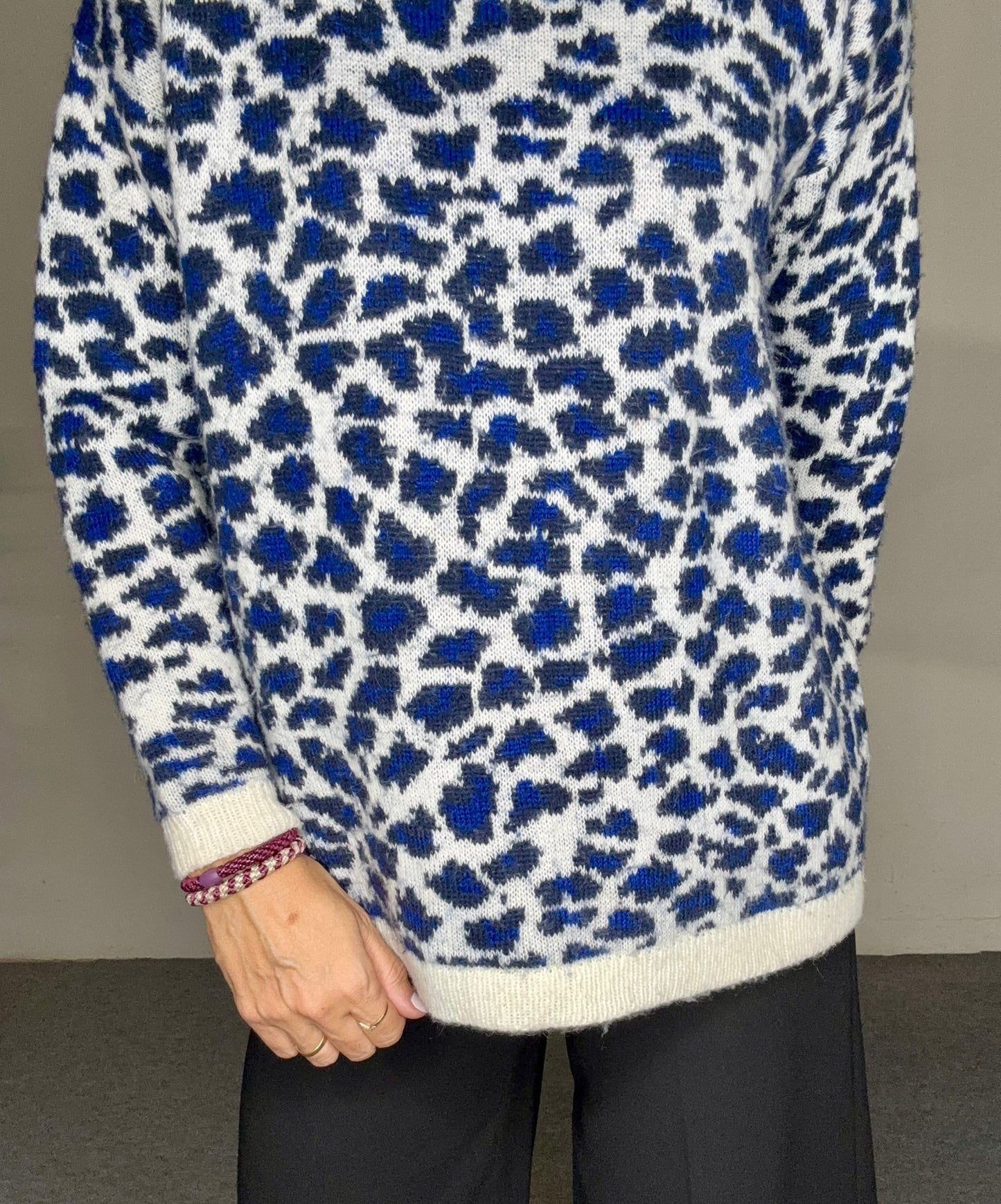 Jersey estampado leopardo azul y crudo de Mango