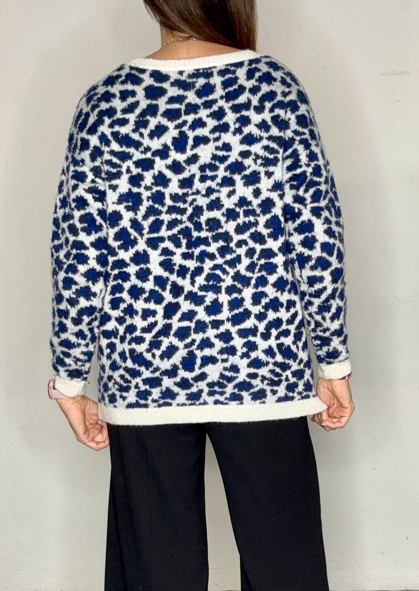 Jersey estampado leopardo azul y crudo de Mango