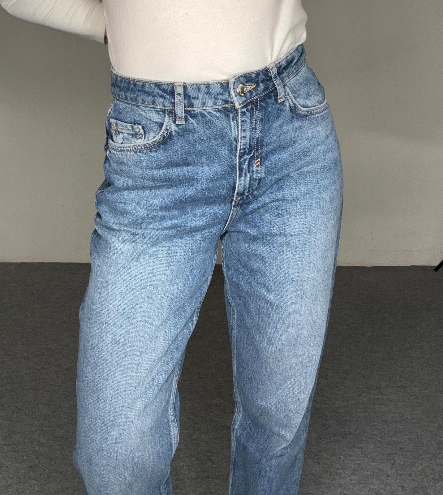 Pantalón vaquero Momfit azul Zara