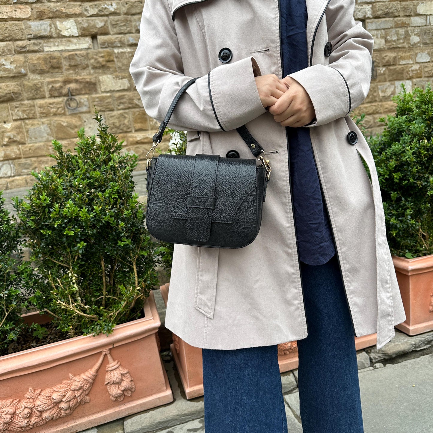 Bolso de piel con solapa negro BRENDA