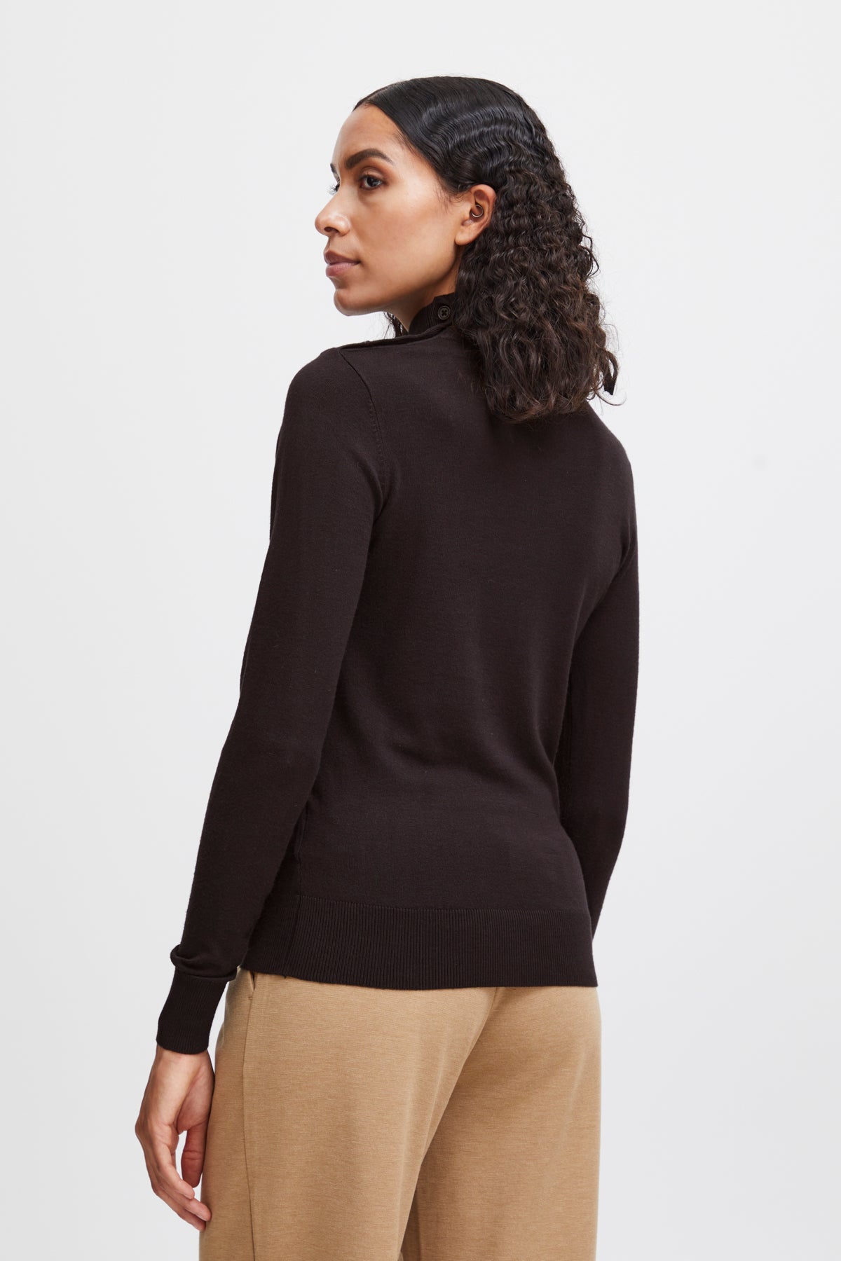 Jersey negro con cuello alto abotonado