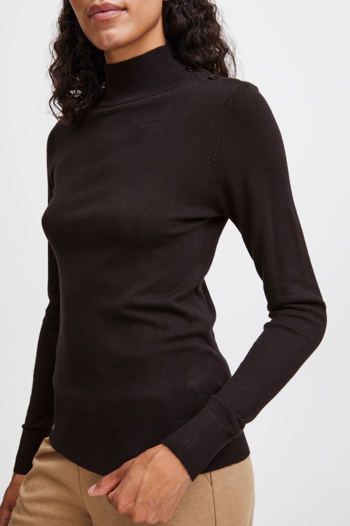Jersey negro con cuello alto abotonado