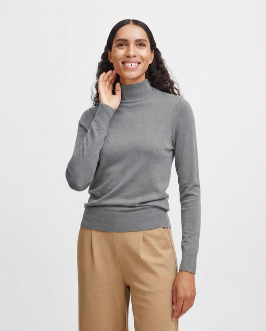 Jersey gris con cuello alto abotonado