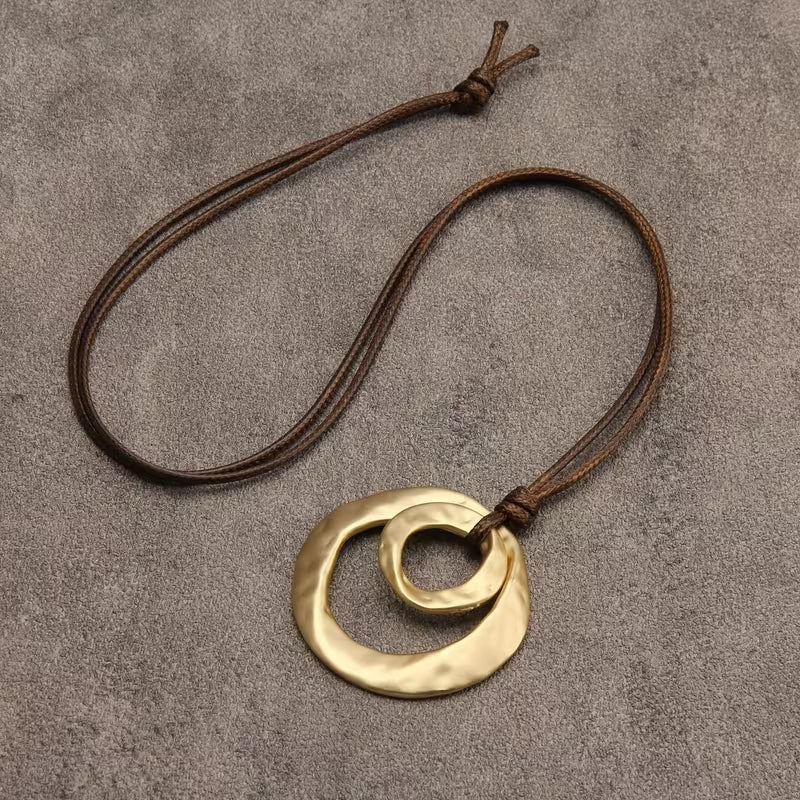 Collar largo con doble aro dorado