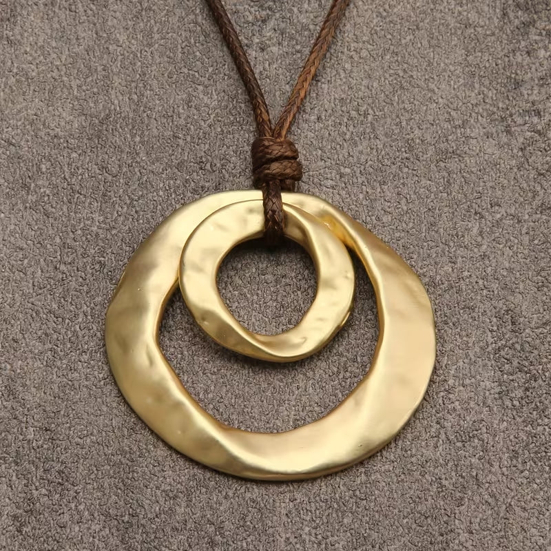 Collar largo con doble aro dorado