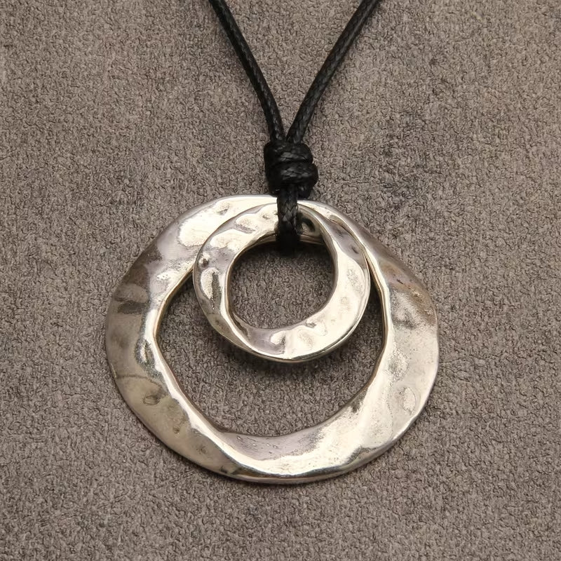Collar largo con doble aro plateado