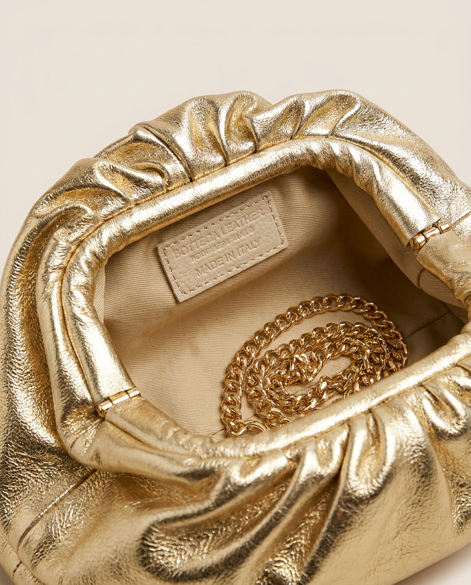 Mini bolso pouch dorado AMOUR