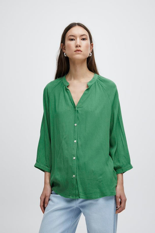 Camisa verde esmeralda relaxed outfit