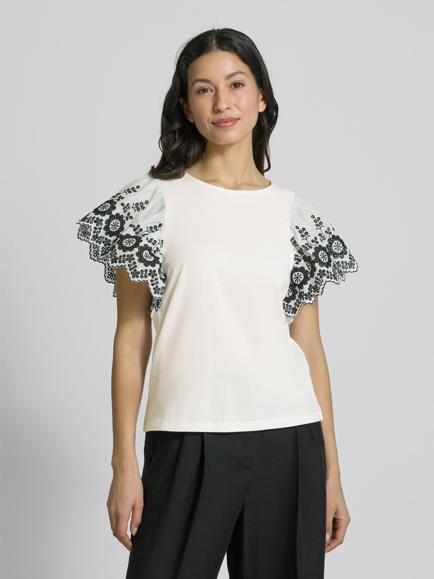 Camiseta con mangas bordadas DANON