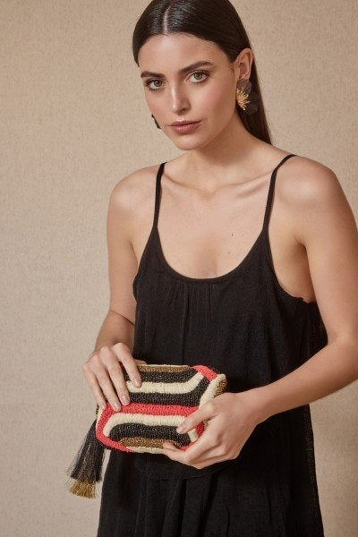 Clutch tejido en rafia y resina