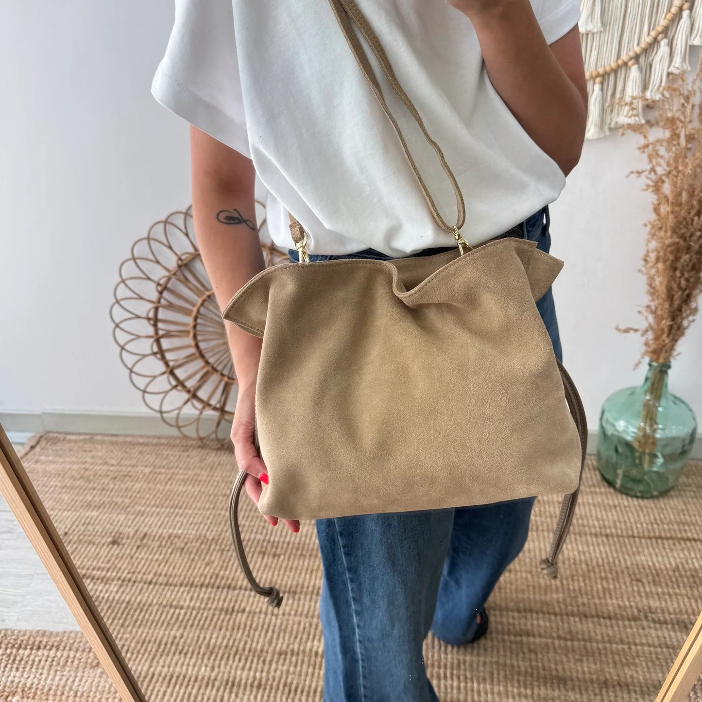 Bolso fruncido de serraje topo