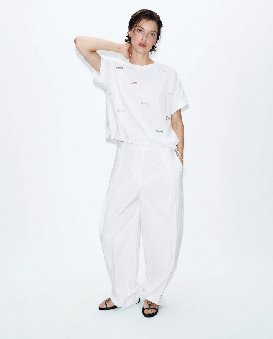 Camiseta blanca con bordados DOYA