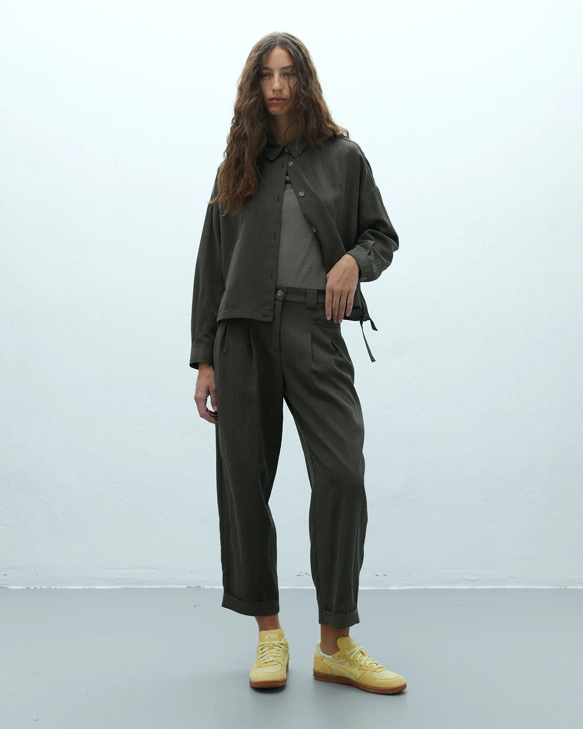 Pantalón barrel tobillero con pinzas LIRES