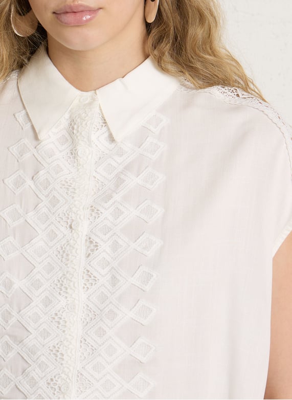 Camisa con bordados DELTA
