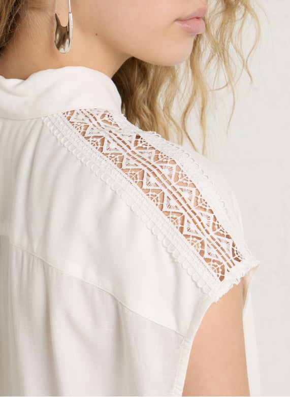 Camisa con bordados DELTA